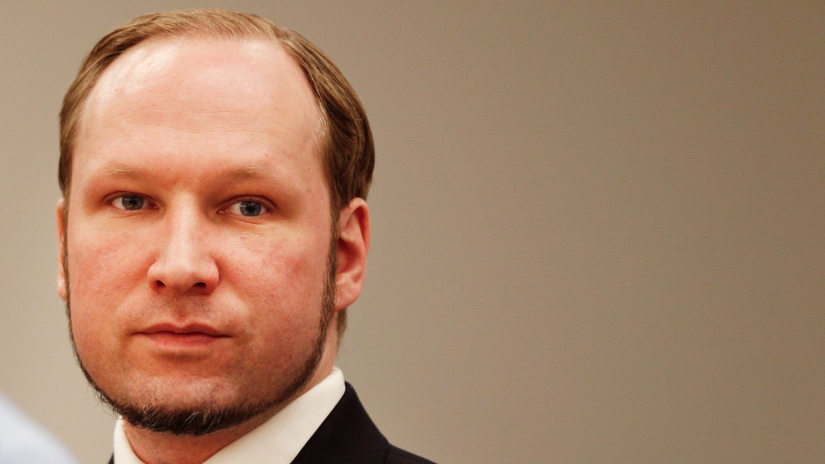 Anders Behring Breivik följer minnesdagen från sin cell i fängelset.